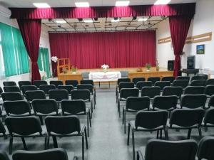 a conference room with chairs and a table in the middle at Centrul Gaudeamus in Sighişoara