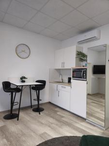 Kuchyň nebo kuchyňský kout v ubytování Offbase Lodging No7 + 5 fotografií
