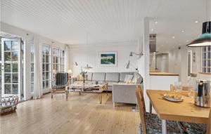 Fotografie z fotogalerie ubytování Four-Bedroom Holiday Home In Grasted v destinaci Græsted