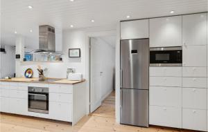 Kuchyň nebo kuchyňský kout v ubytování Four-Bedroom Holiday Home In Grasted