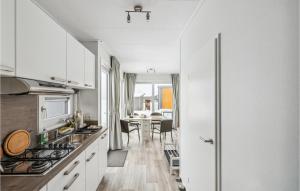 Η κουζίνα ή μικρή κουζίνα στο 2 Bedroom Awesome Apartment In Süsel +11 φωτογραφίες
