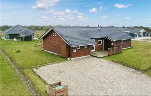 una casa con un ampio giardino con una casa di Holiday Home Jordbærvej Tarm Vi a Hemmet