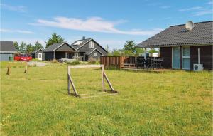 un cortile con un'altalena nell'erba di Holiday Home Jordbærvej Tarm Vi a Hemmet