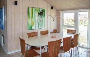 una sala da pranzo con tavolo e sedie bianchi di Holiday Home Jordbærvej Tarm Vi a Hemmet Altre 16 foto