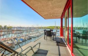 einen Balkon mit Blick auf einen Yachthafen mit Booten in der Unterkunft Passatvilla - Apartment 5 in Travemünde