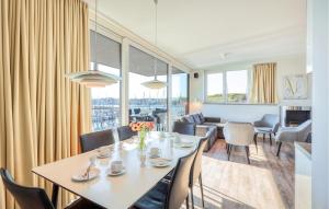 ein Esszimmer mit Tisch und Stühlen in der Unterkunft Passatvilla - Apartment 5 in Travemünde