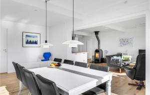 Posezení v ubytování 4 Bedroom Awesome Home In Dronningmølle