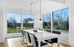 Fotografie z fotogalerie ubytování 4 Bedroom Awesome Home In Dronningmølle v destinaci Dronningmølle