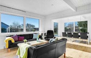 Posezení v ubytování 4 Bedroom Awesome Home In Dronningmølle