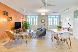 una sala de estar con una mesa y sillas en Casa La Costa By Wynwood House, en Panamá