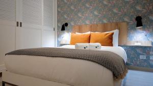Una cama o camas en una habitación de Casa La Costa By Wynwood House