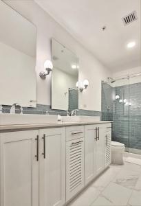 Un baño de Casa La Costa By Wynwood House