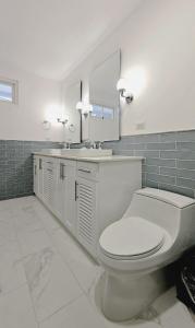 Un baño de Casa La Costa By Wynwood House