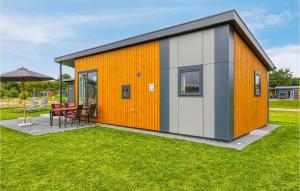 SüselにあるChalet 19 Am Seeの庭の小さな黄色の建物 +20枚の写真