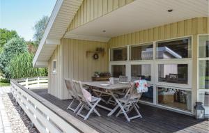 Sân trong/khu vực ngoài trời tại Three-Bedroom Holiday Home With A Fireplace In Melby +13 ảnh
