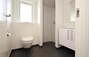 Koupelna v ubytování Three-Bedroom Holiday Home In Haderslev