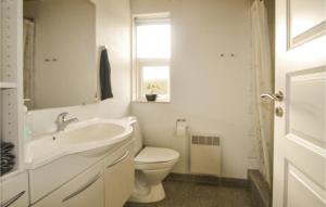 Koupelna v ubytování Three-Bedroom Holiday Home In Orsted