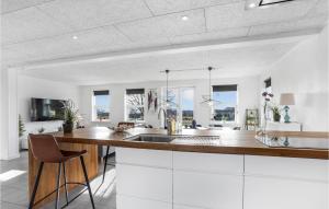 Una cocina o kitchenette en Nice Home In Allinge With Kitchen