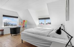 Una cama o camas en una habitación de Nice Home In Allinge With Kitchen