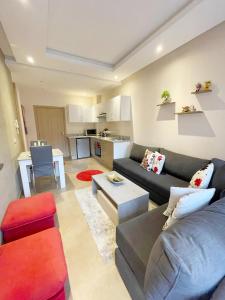 un salon avec un canapé et une table dans l'établissement Coquet studio pour vacance, à Marrakech 16 autres photos