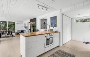 Kuchyň nebo kuchyňský kout v ubytování Nice Home In Aakirkeby With Sauna