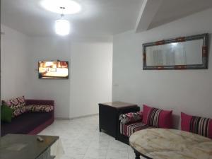 TV a/nebo společenská místnost v ubytování RESIDENCE AL Hoceima 2 Minutes de prés de PLAGE CALABONITA