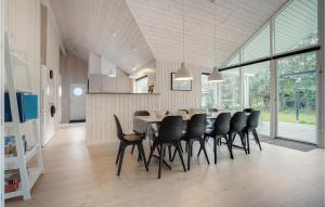 Un comedor con mesa y sillas en Beautiful Home In Idestrup With Sauna, en Bøtø By