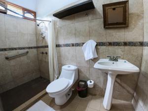 a bathroom with a toilet and a sink at Congos Lodge in El Perú +55 photos