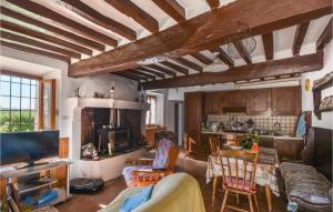 Televízia a/alebo spoločenská miestnosť v ubytovaní Pet Friendly Home In Monchio Delle Olle + 7 fotografií