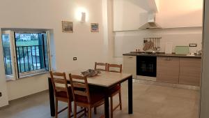 a kitchen with a table and chairs in a room at Sotto la torre appartamento in Fiano Romano