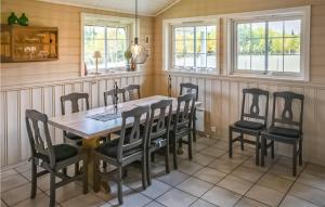 una sala da pranzo con tavolo e sedie di Gorgeous Home In Hemsedal With Sauna a Hemsedal
