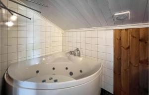 Koupelna v ubytování 4 Bedroom Beautiful Home In Nord-Torpa