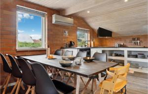 Η κουζίνα ή μικρή κουζίνα στο 3 Bedroom Beautiful Home In Rødby