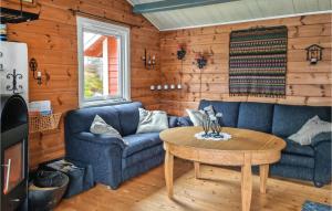 ein Wohnzimmer mit einem blauen Sofa und einem Tisch in der Unterkunft Holiday Home Vatnestr in Mykland