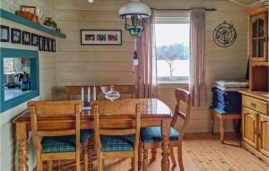 ein Esszimmer mit einem Holztisch und Stühlen in der Unterkunft Holiday Home Vatnestr in Mykland