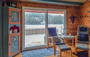 Zimmer mit einem Fenster, einem Tisch und Stühlen in der Unterkunft Holiday Home Vatnestr in Mykland