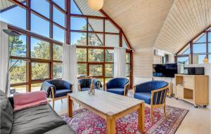 TV a/nebo společenská místnost v ubytování Three-Bedroom Holiday Home In Blavand