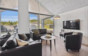 Μια τηλεόραση ή/και κέντρο ψυχαγωγίας στο Awesome Home In Rømø With Sauna
