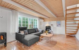 Χώρος καθιστικού στο 2 Bedroom Gorgeous Home In Tarm