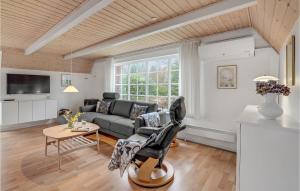 Χώρος καθιστικού στο 2 Bedroom Gorgeous Home In Tarm