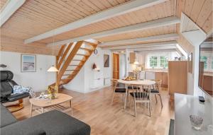 Χώρος καθιστικού στο 2 Bedroom Gorgeous Home In Tarm