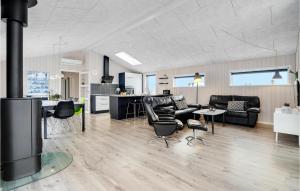 Ruang duduk di Awesome Home In Hvide Sande With Sauna
