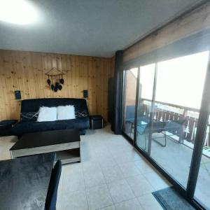 a living room with a bed and a balcony at Résidence Joubelle - Joli chalet de 4 couchages avec une superbe vue a Réallon station JOUB8-1 MAE-5491 in Réallon