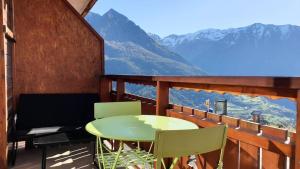 a table and chairs on a balcony with mountains at Résidence Joubelle - Joli chalet de 4 couchages avec une superbe vue a Réallon station JOUB8-1 MAE-5491 in Réallon