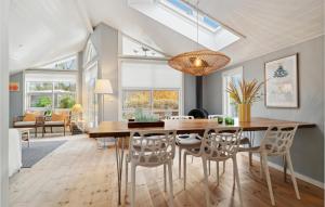 Posezení v ubytování Amazing Home In Nexø With Wifi