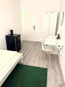 Postel nebo postele na pokoji v ubytování D10 I shared bathrooms&kitchen