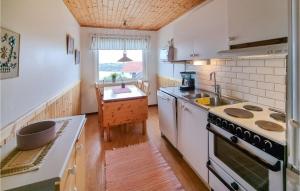 Kuchyň nebo kuchyňský kout v ubytování Lovely Apartment In Kungshamn