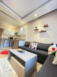 un salon avec un canapé et une table dans l'établissement Coquet studio pour vacance, à Marrakech