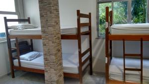 里约热内卢Hostel Vista do Mar的带窗户的房间里有两张双层床
