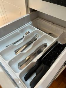 a drawer with silver utensils in a kitchen at Apartamento no centro de Uberlândia in Uberlândia